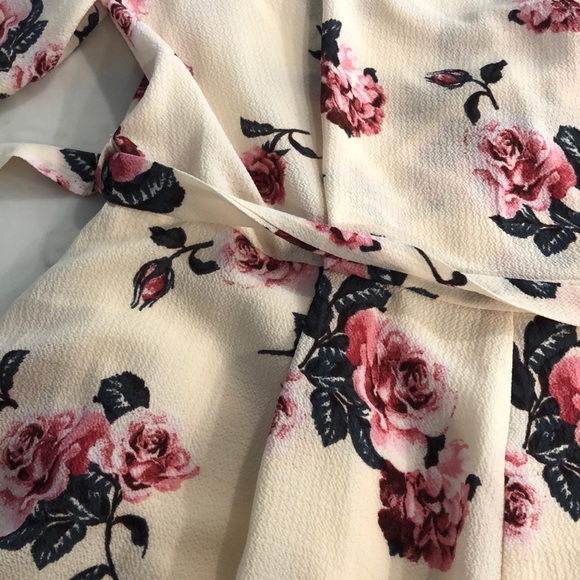 New without tags Francesca’s floral romper - large - Picture 5 of 10